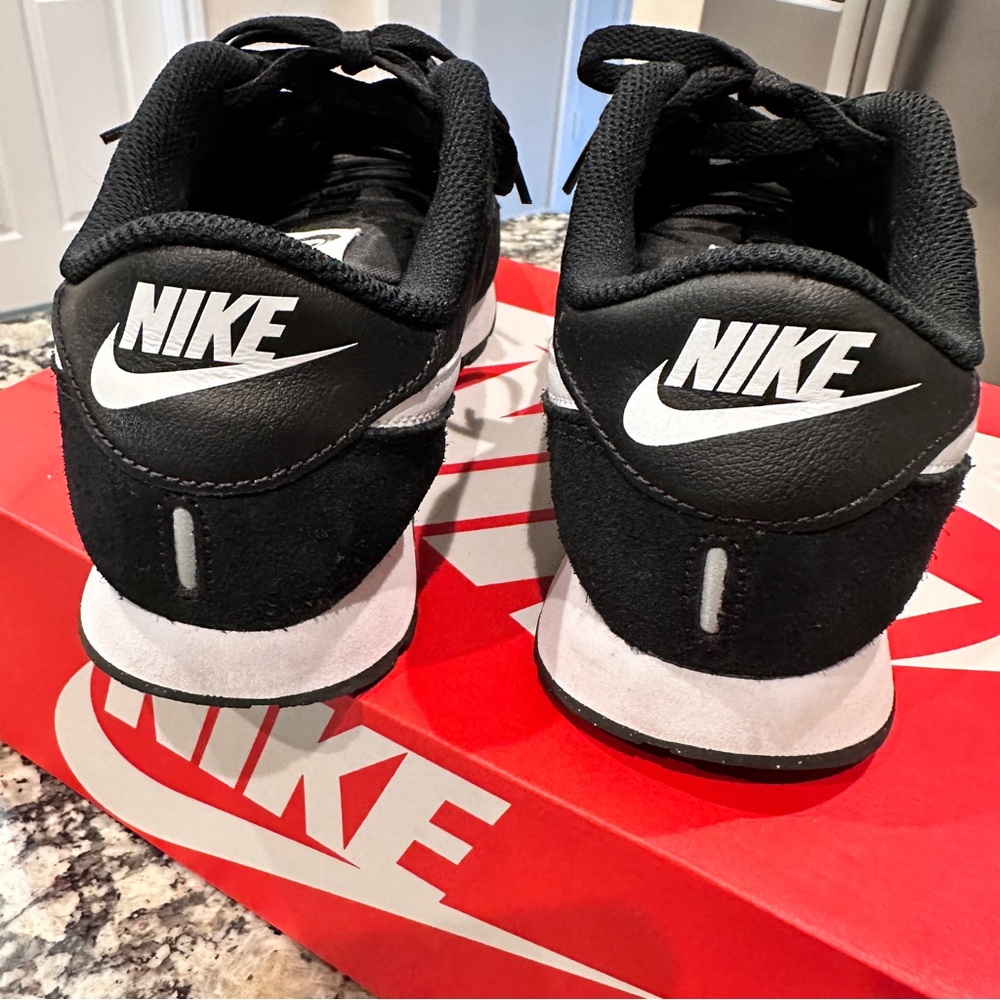 Nike MD Valiant black & white sneaker Y5.5, W7 - Picture 4 of 5